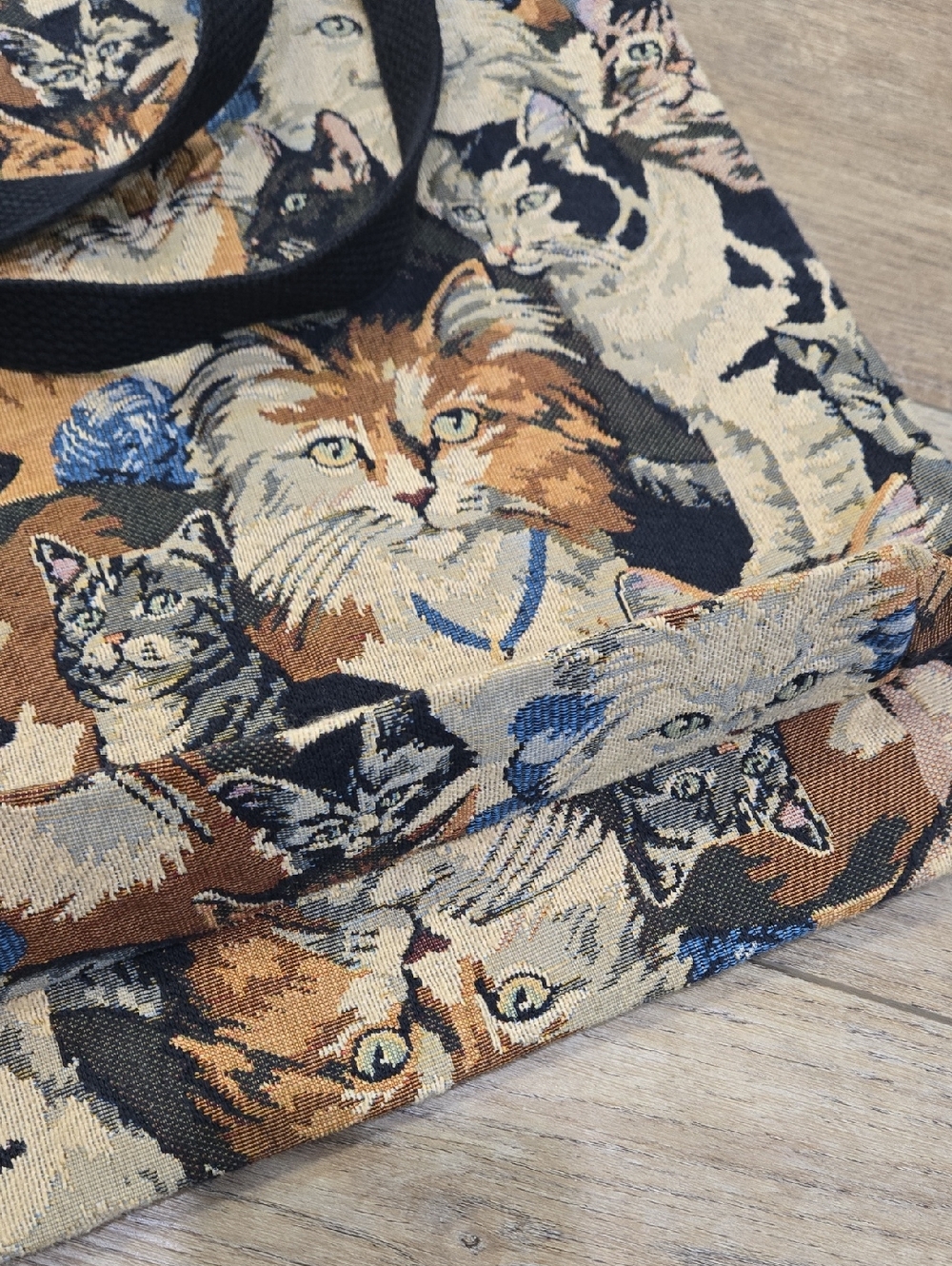 Retro 90's Cat Pattern Tapestry Tote Bag in Multi-Color - Picture 5 of 6